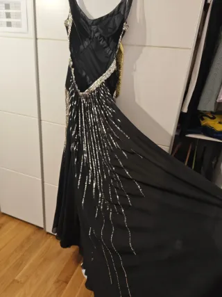 Vestido de fiesta negro con detalles dorados