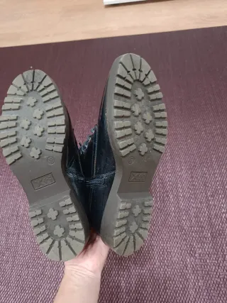 Botines charol azul mujer