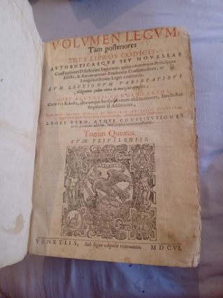 Libro antiguo tapa dura
