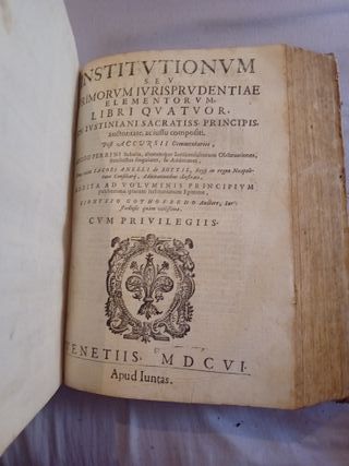 Libro antiguo tapa dura
