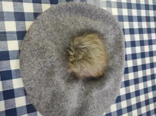 Gorro gris con pompón