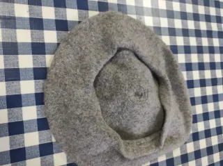 Gorro gris con pompón