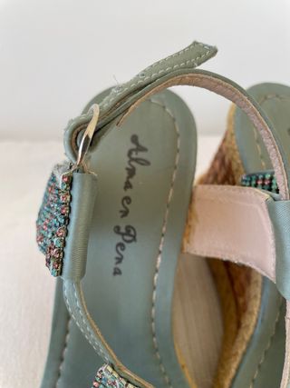 Sandalias Alma en Pena pedrería verde