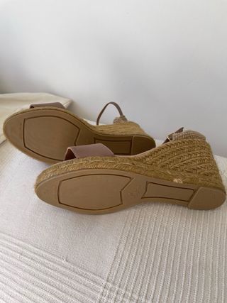 Cuñas Castañer Raso color topo / beige. A estrenar