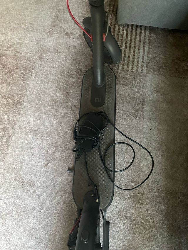 Monopatín Eléctrico Xiaomi con su cargador