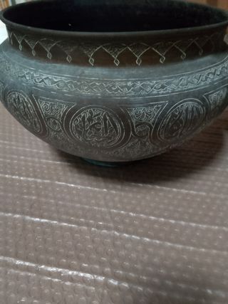 Vaso in ottone decorato