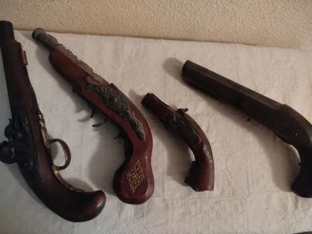 Pistolas antiguas de decoración replicas