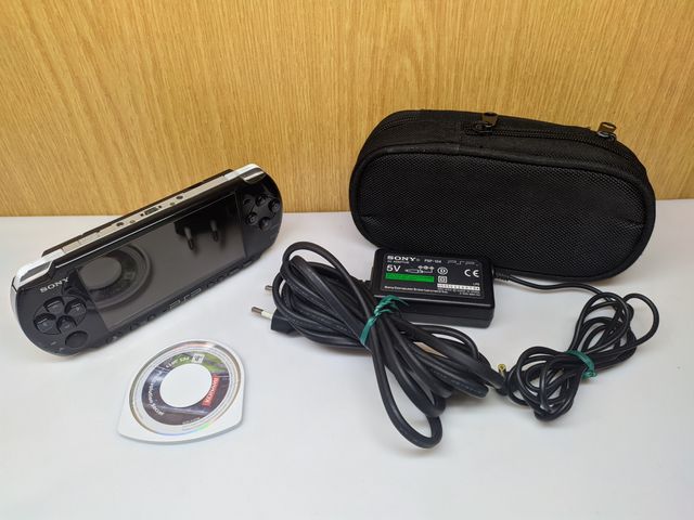 PSP 3004 + Custodia + PES 2011 + AR-K 32gb