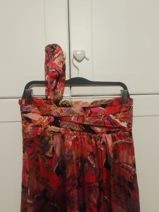 Vestido de fiesta largo estampado rojo.