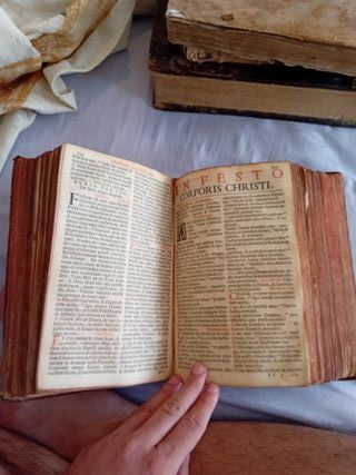 Libro antiguo tapa dura