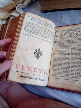 Libro antiguo tapa dura