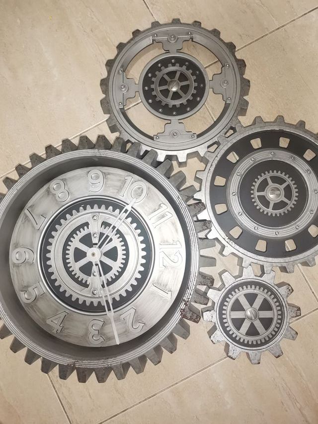 Reloj de pared con engranajes
