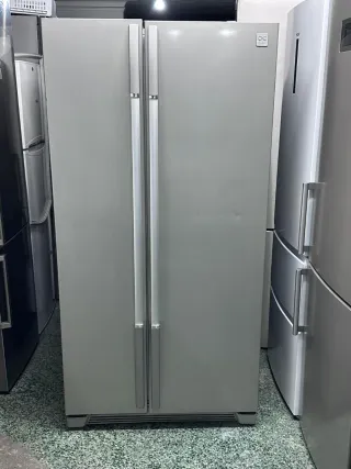 Nevera grande plateada