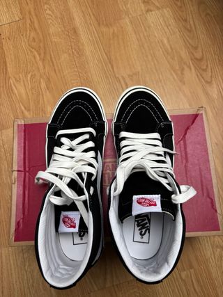 Botas Vans Negras y Blancas
sin estrenar.