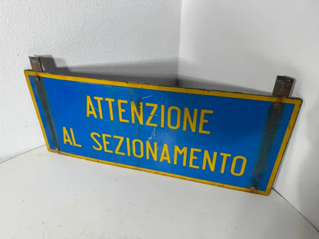 Insegna ATTENZIONE AL SEZIONAMENTO