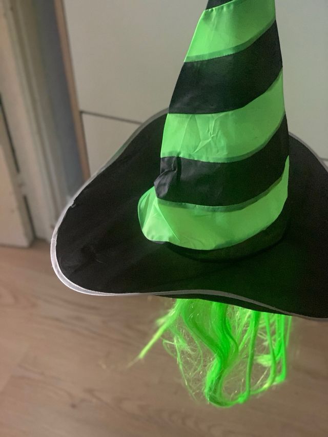 Sombrero de bruja con peluca verde.