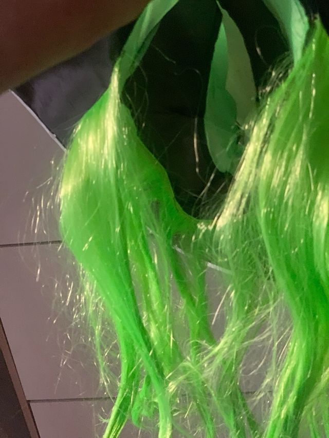 Sombrero de bruja con peluca verde.