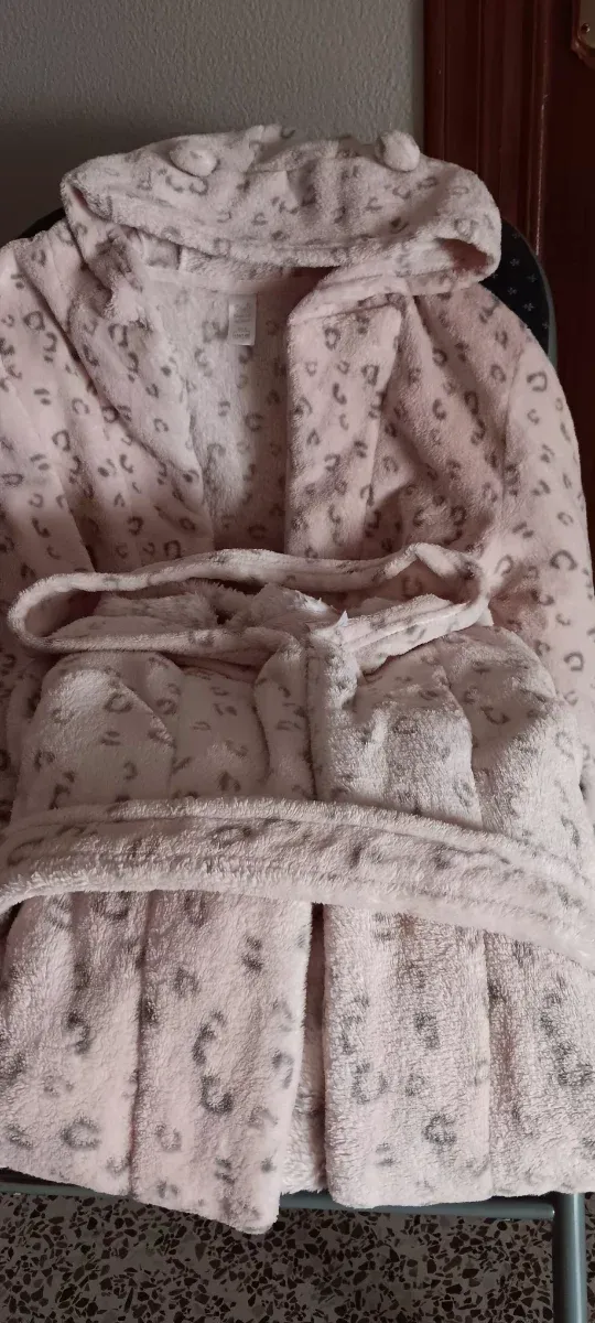 Bata niña capucha estampado leopardo 10 euros  dos