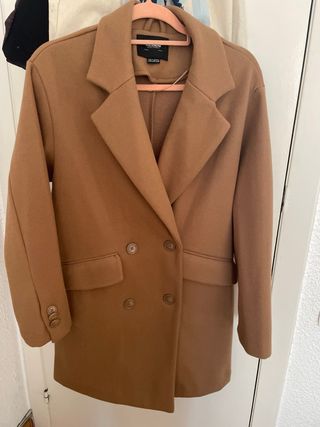 Abrigo Pull and Bear marrón