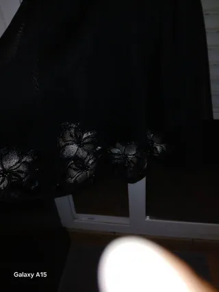 Falda de fiesta negra con detalles plateados