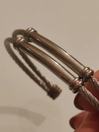 Bracciale rigido a cavo intrecciato