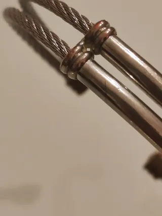 Bracciale rigido a cavo intrecciato