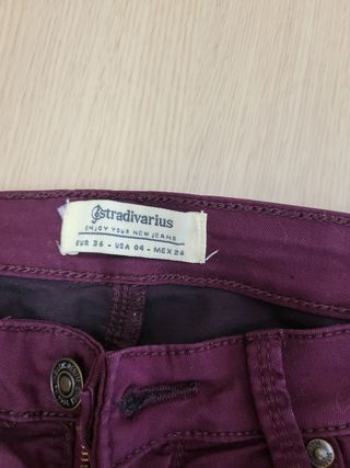 Pantalón Stradivarius pitillo elástico granate