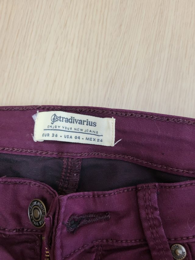 Pantalón Stradivarius pitillo elástico granate