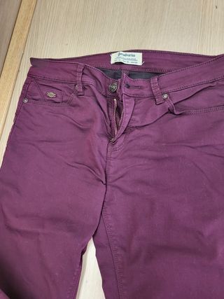 Pantalón Stradivarius pitillo elástico granate