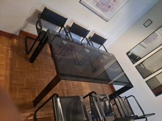 Mesa de cristal y metal con 6 sillas.
