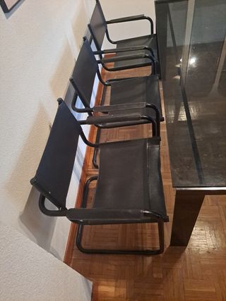 Mesa de cristal y metal con 6 sillas.