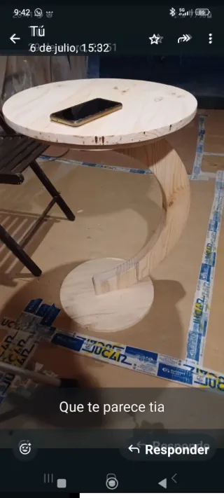 Mesa auxiliar de diseño en madera