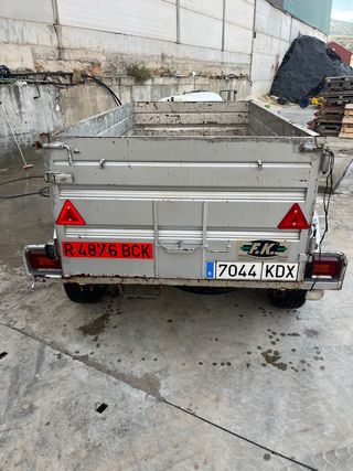 Remolque todoterreno marca FK de dos ejes