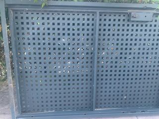 Puerta de hierro lacada con diseño cuadriculado