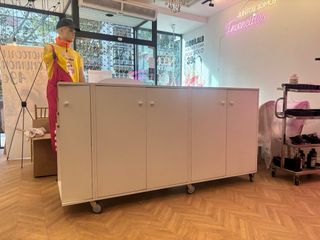 Mueble expositor con almacenaje