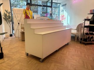 Mueble expositor con almacenaje