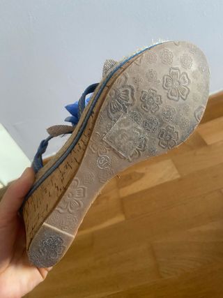Sandalias cuña azules con flor