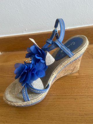 Sandalias cuña azules con flor