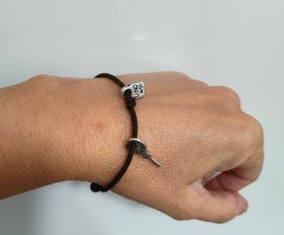 Pulsera Uno de 50 Llave Plata y Cordón Marrón