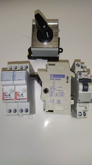 Lote material eléctrico: Interruptores y seccionad