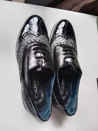 Zapatos charol negro y plateado