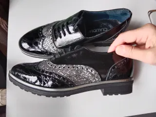 Zapatos charol negro y plateado