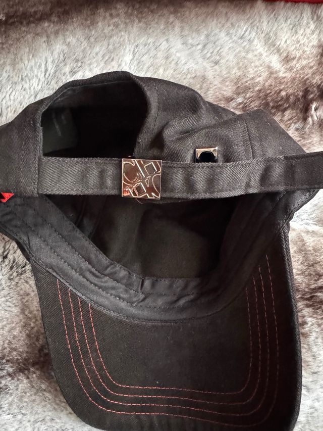 Gorra Carolina Herrera CH Negra Roja