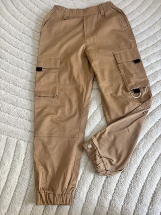 Pantalón cargo beige con bolsillos