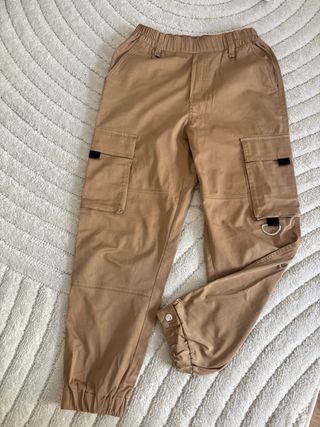 Pantalón cargo beige con bolsillos