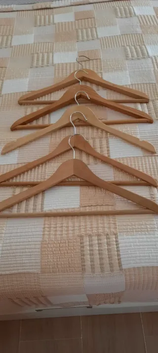 Perchas de madera (5 unidades)