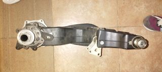 Tubo, rueda y  basculante monobrazo Triumph