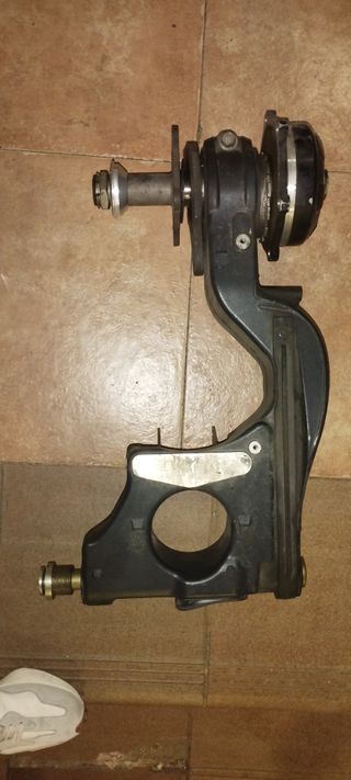Tubo, rueda y  basculante monobrazo Triumph
