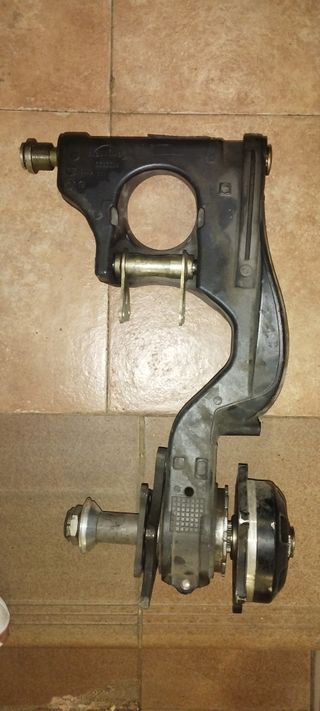 Tubo, rueda y  basculante monobrazo Triumph
