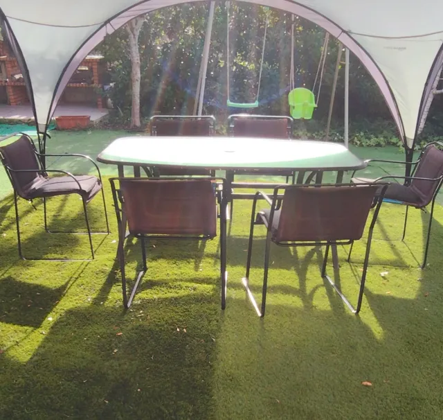Mesa y 6 sillones de jardín